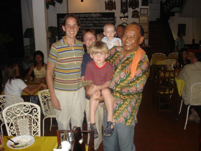 Gruppfoto fr�n Somsak med mr Somsak i egen h�g person.